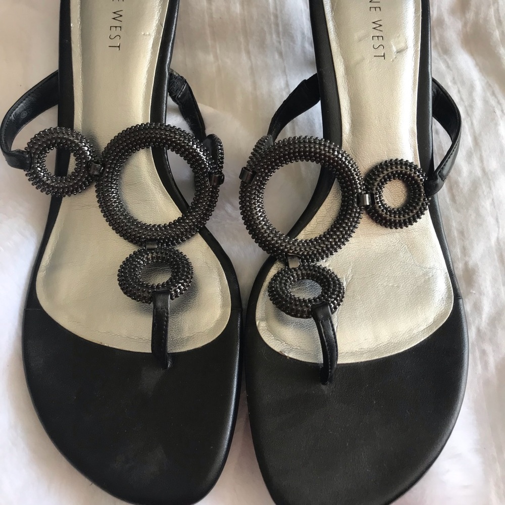 Decorative between the toe dress sandals